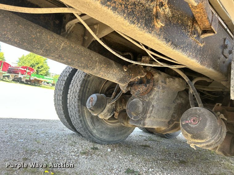 image for item DQ0893 2000 International 5600i  dump truck