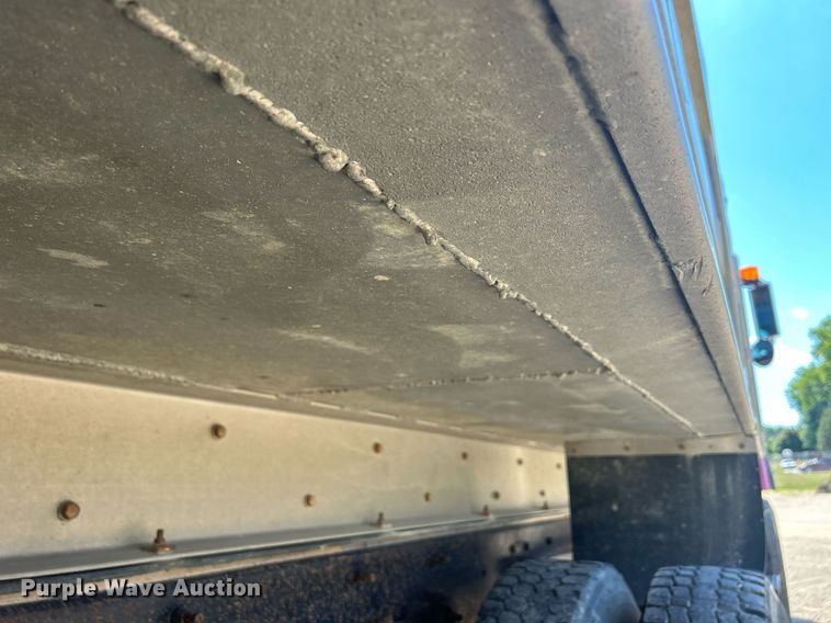 image for item DQ0893 2000 International 5600i  dump truck