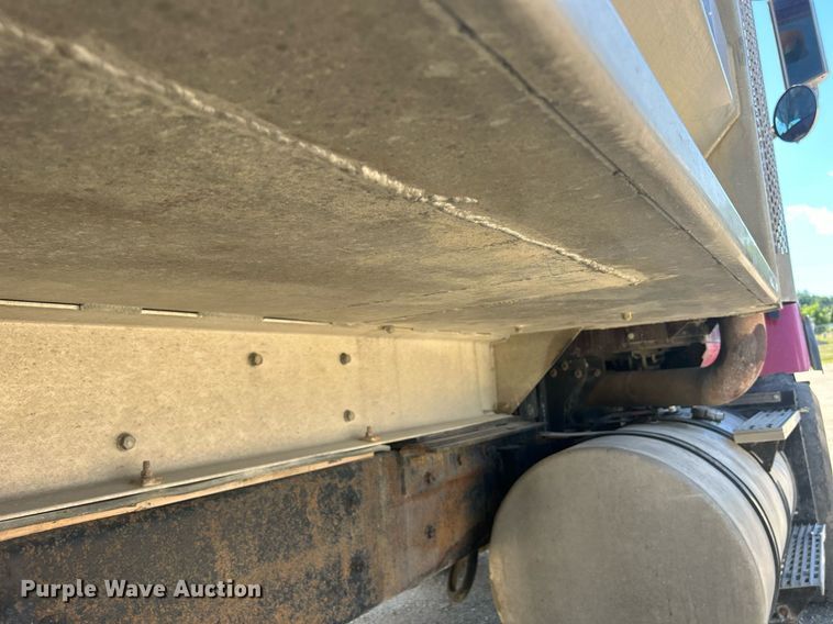 image for item DQ0893 2000 International 5600i  dump truck