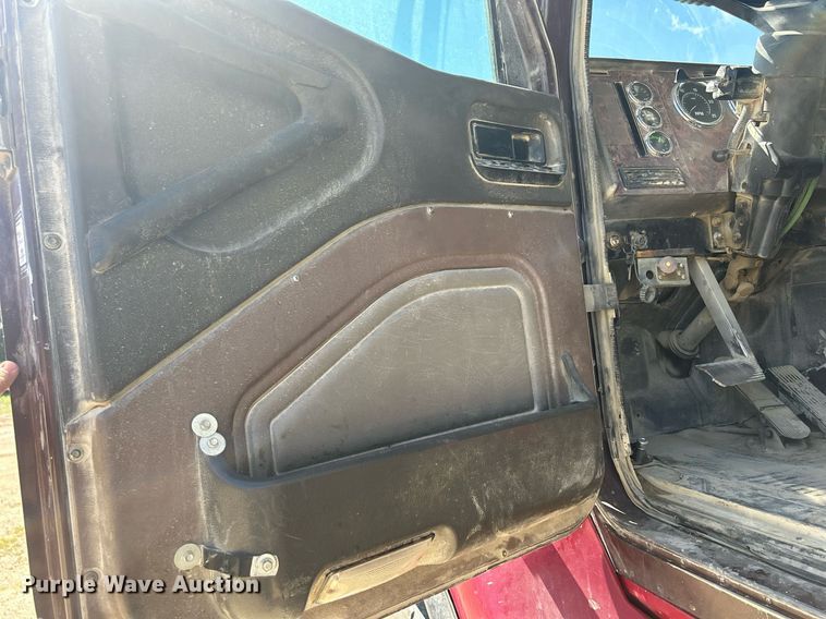 image for item DQ0893 2000 International 5600i  dump truck