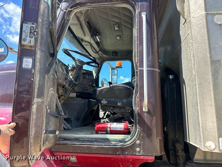 image for item DQ0893 2000 International 5600i  dump truck