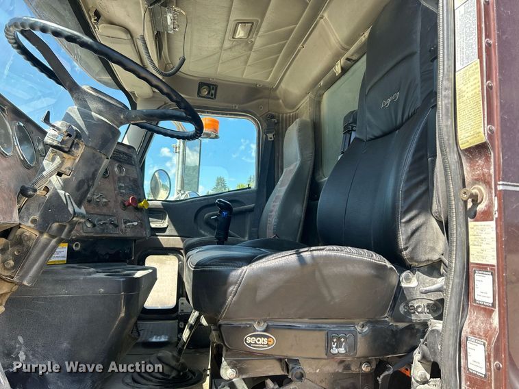 image for item DQ0893 2000 International 5600i  dump truck