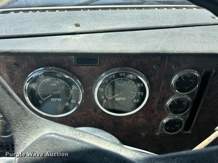 image for item DQ0893 2000 International 5600i  dump truck