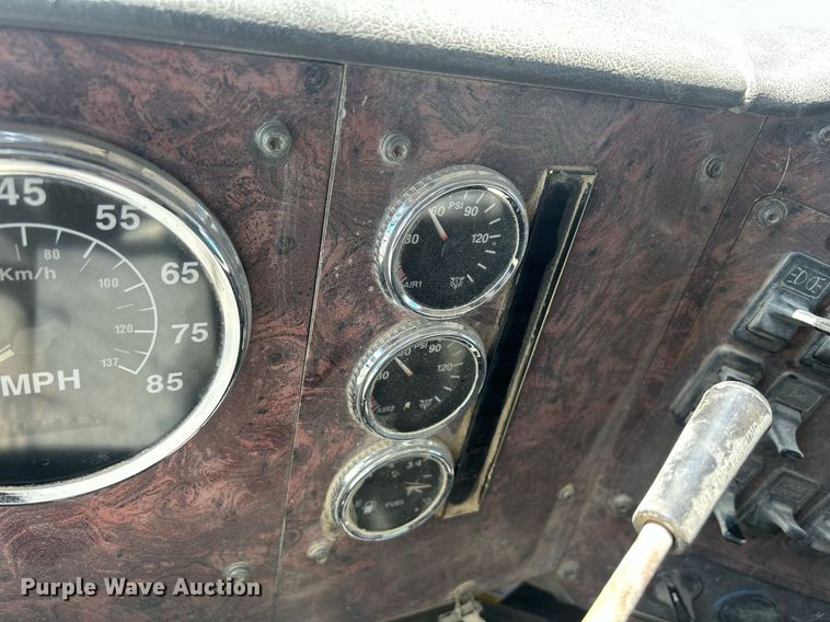 image for item DQ0893 2000 International 5600i  dump truck