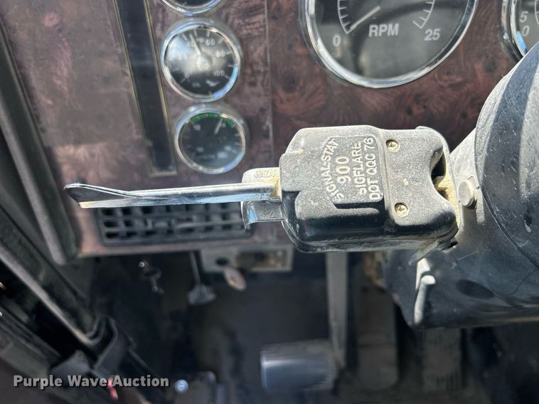 image for item DQ0893 2000 International 5600i  dump truck