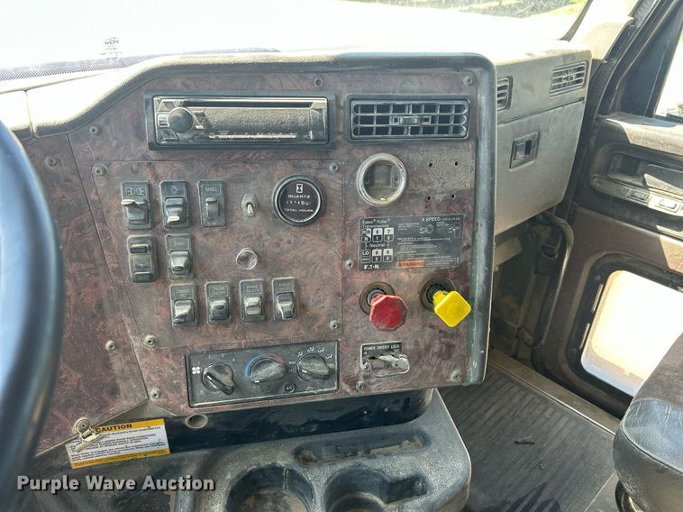 image for item DQ0893 2000 International 5600i  dump truck