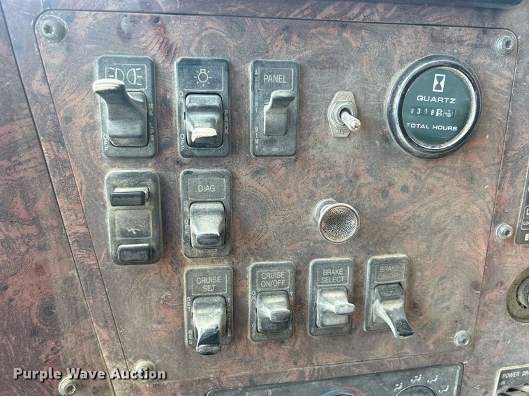 image for item DQ0893 2000 International 5600i  dump truck