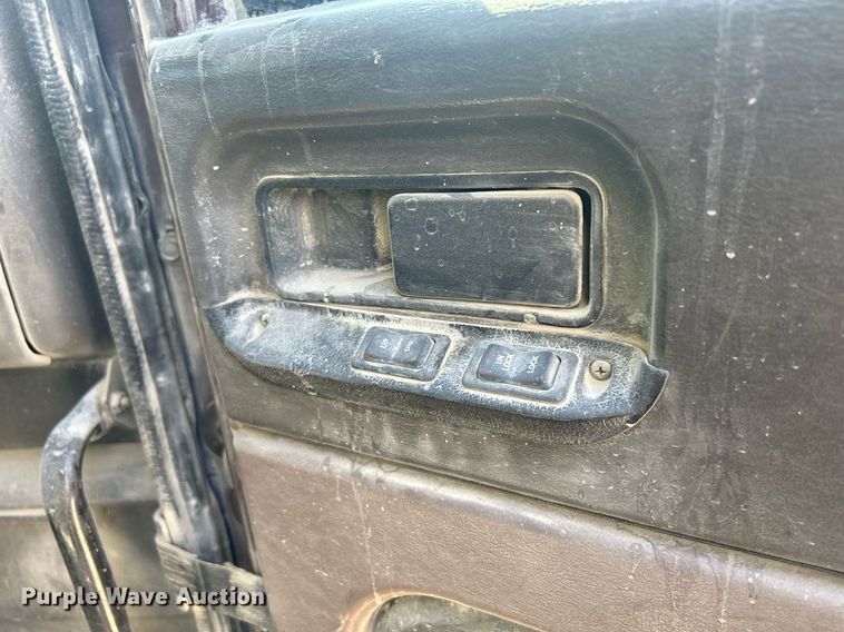 image for item DQ0893 2000 International 5600i  dump truck