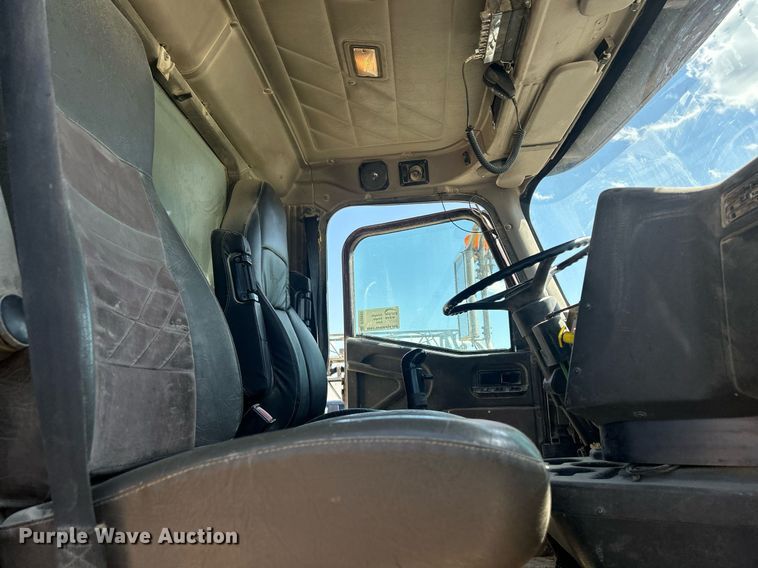 image for item DQ0893 2000 International 5600i  dump truck