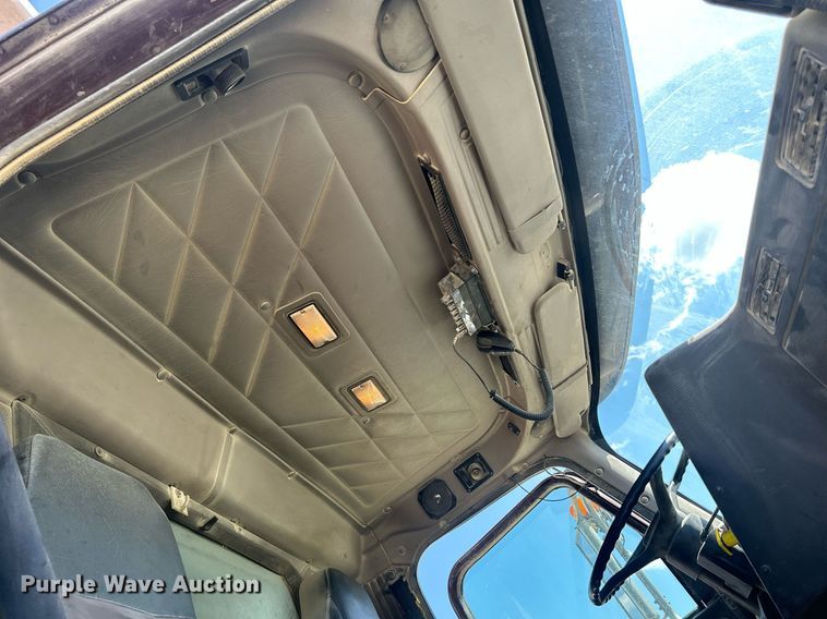 image for item DQ0893 2000 International 5600i  dump truck