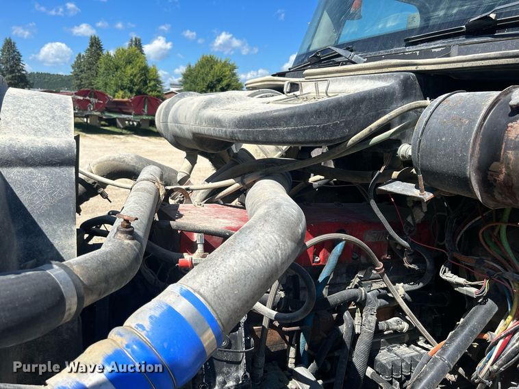 image for item DQ0893 2000 International 5600i  dump truck