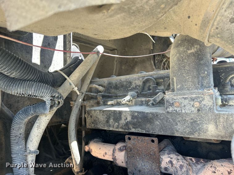 image for item DQ0893 2000 International 5600i  dump truck