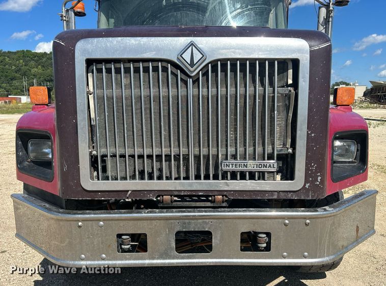 image for item DQ0893 2000 International 5600i  dump truck