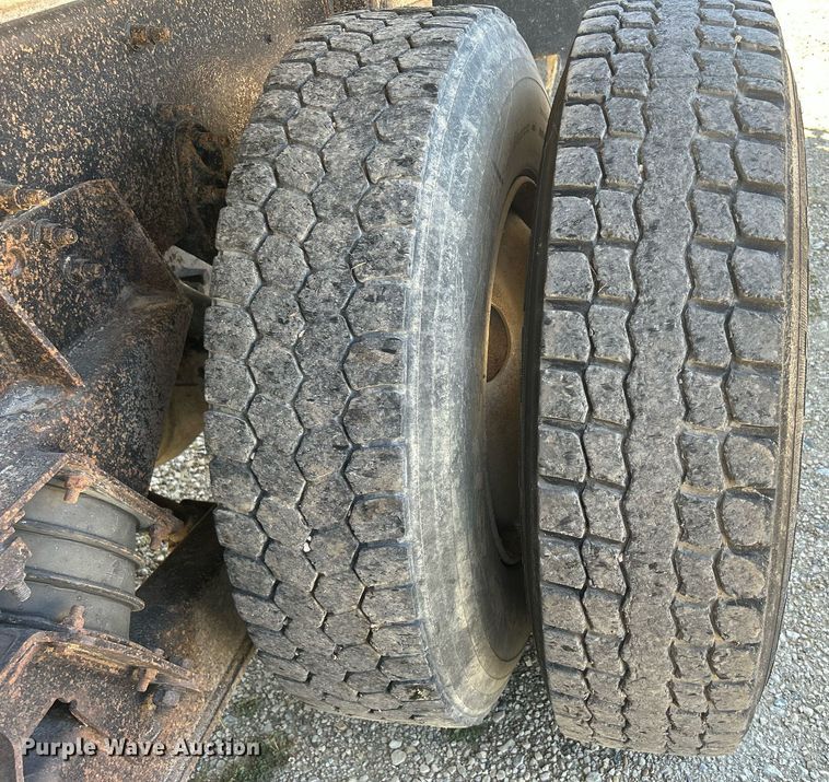 image for item DQ0893 2000 International 5600i  dump truck