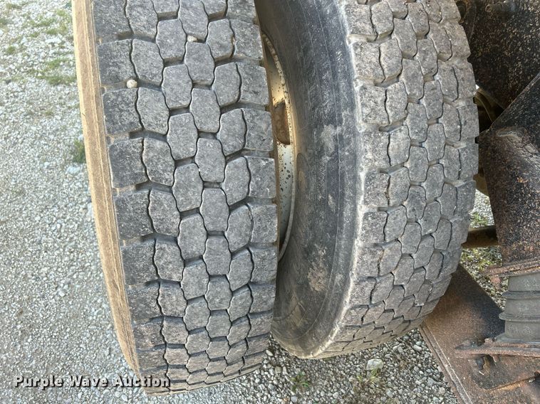 image for item DQ0893 2000 International 5600i  dump truck