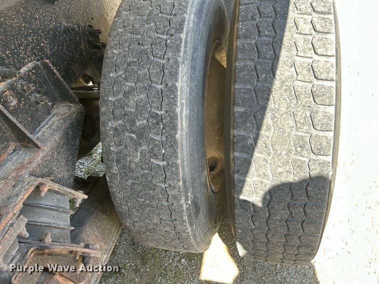 image for item DQ0893 2000 International 5600i  dump truck