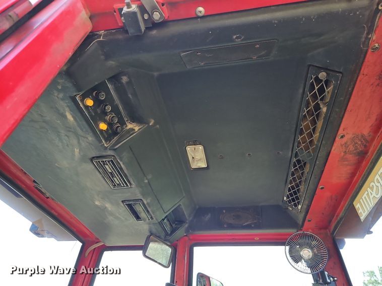 image for item DQ1825 1984 Versatile 835  tractor