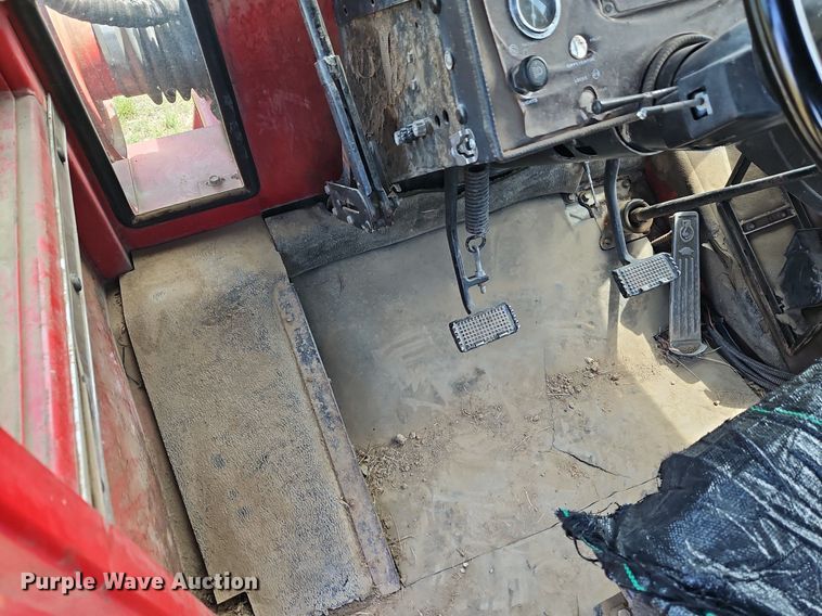 image for item DQ1825 1984 Versatile 835  tractor