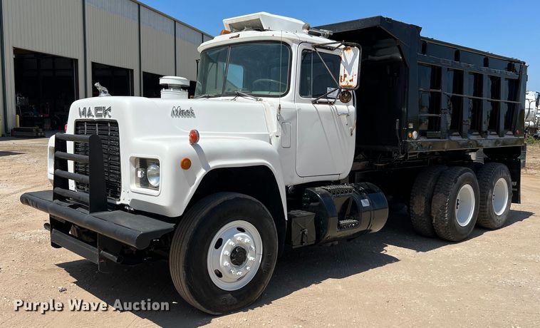 image for item DQ2135 1982 Mack R685ST  dump truck