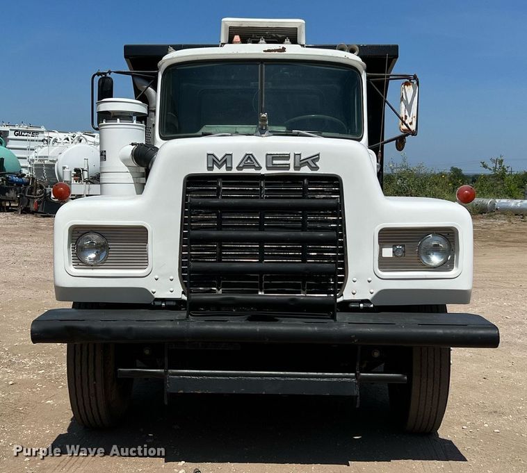 image for item DQ2135 1982 Mack R685ST  dump truck