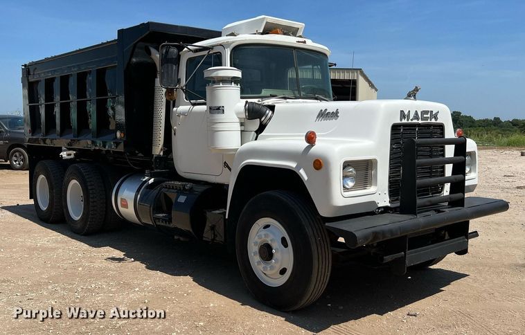 image for item DQ2135 1982 Mack R685ST  dump truck