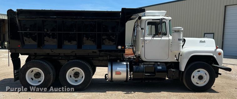 image for item DQ2135 1982 Mack R685ST  dump truck