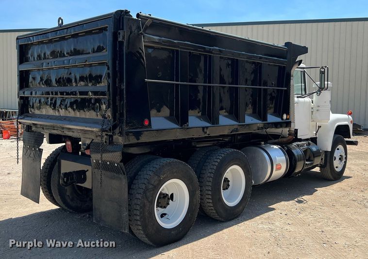 image for item DQ2135 1982 Mack R685ST  dump truck