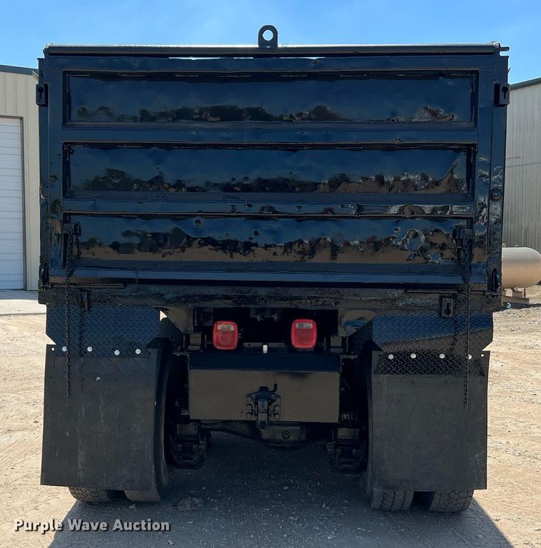 image for item DQ2135 1982 Mack R685ST  dump truck