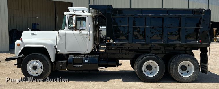 image for item DQ2135 1982 Mack R685ST  dump truck