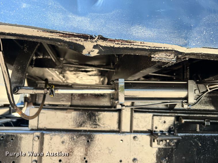 image for item DQ2135 1982 Mack R685ST  dump truck