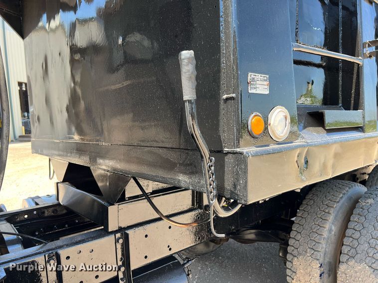 image for item DQ2135 1982 Mack R685ST  dump truck