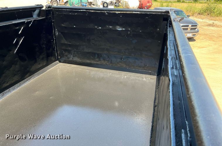 image for item DQ2135 1982 Mack R685ST  dump truck