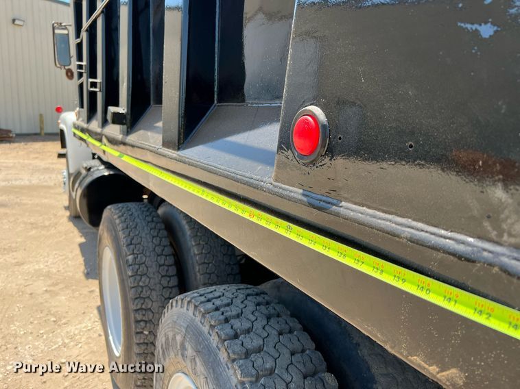 image for item DQ2135 1982 Mack R685ST  dump truck