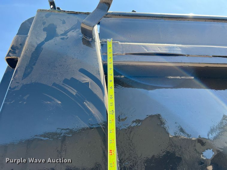 image for item DQ2135 1982 Mack R685ST  dump truck