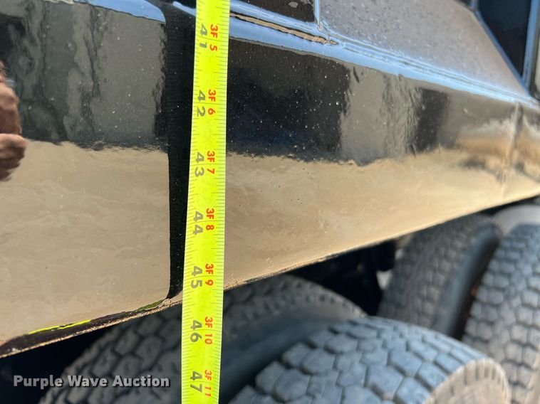 image for item DQ2135 1982 Mack R685ST  dump truck