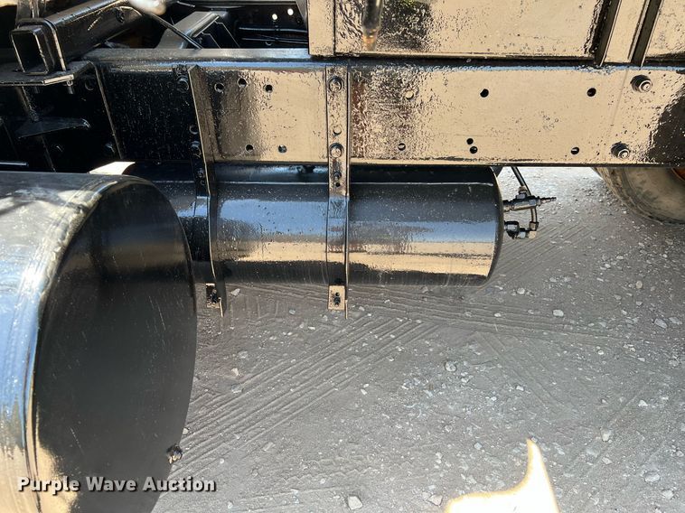 image for item DQ2135 1982 Mack R685ST  dump truck