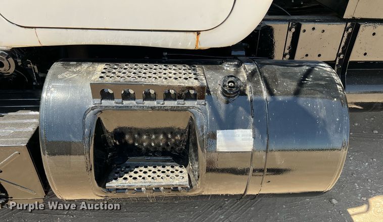 image for item DQ2135 1982 Mack R685ST  dump truck