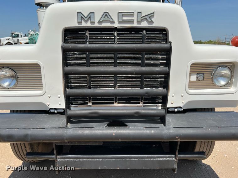 image for item DQ2135 1982 Mack R685ST  dump truck