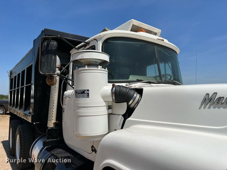 image for item DQ2135 1982 Mack R685ST  dump truck