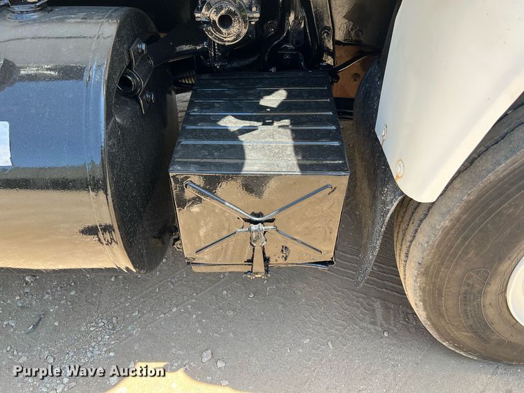 image for item DQ2135 1982 Mack R685ST  dump truck