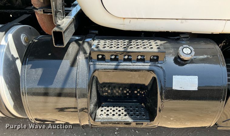 image for item DQ2135 1982 Mack R685ST  dump truck