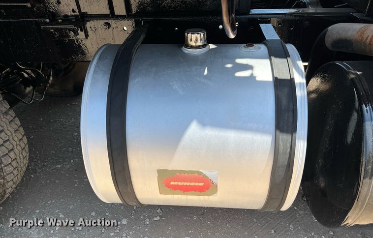 image for item DQ2135 1982 Mack R685ST  dump truck