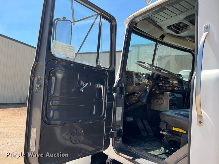 image for item DQ2135 1982 Mack R685ST  dump truck