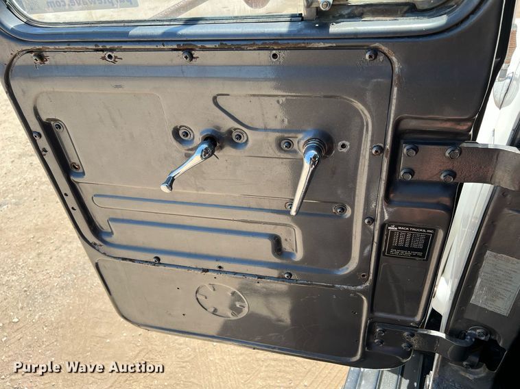 image for item DQ2135 1982 Mack R685ST  dump truck