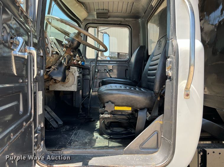 image for item DQ2135 1982 Mack R685ST  dump truck