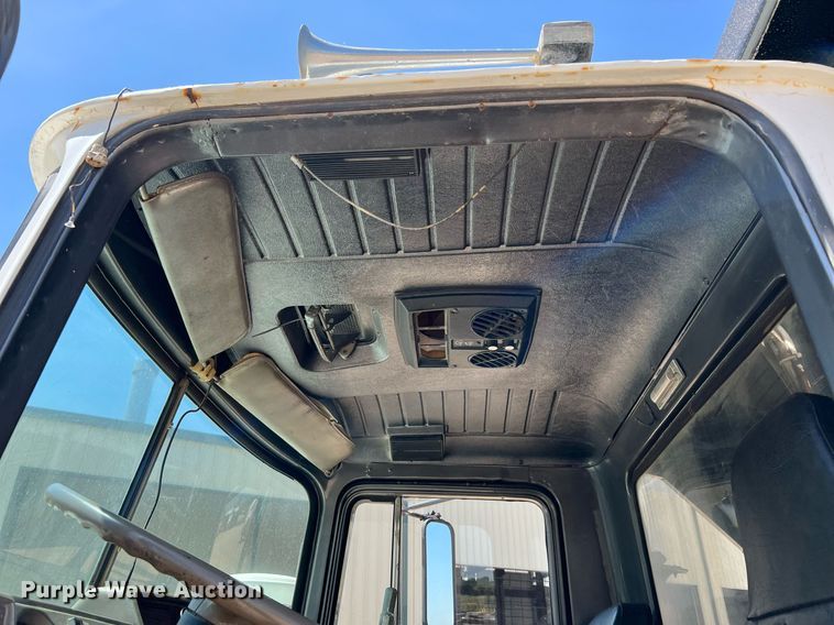 image for item DQ2135 1982 Mack R685ST  dump truck