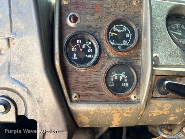 image for item DQ2135 1982 Mack R685ST  dump truck