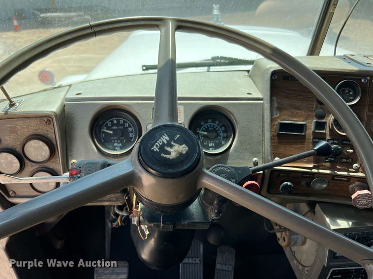 image for item DQ2135 1982 Mack R685ST  dump truck