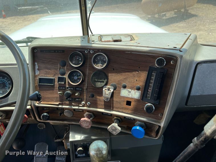 image for item DQ2135 1982 Mack R685ST  dump truck