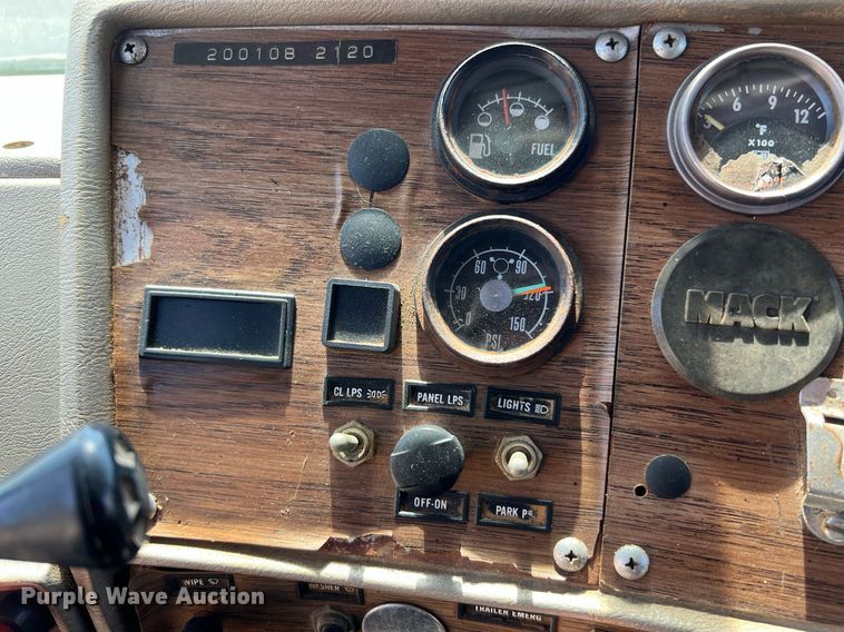 image for item DQ2135 1982 Mack R685ST  dump truck